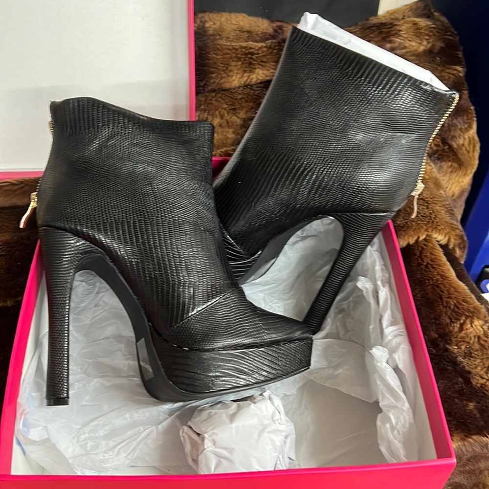 Womens wide black booties. Sz9